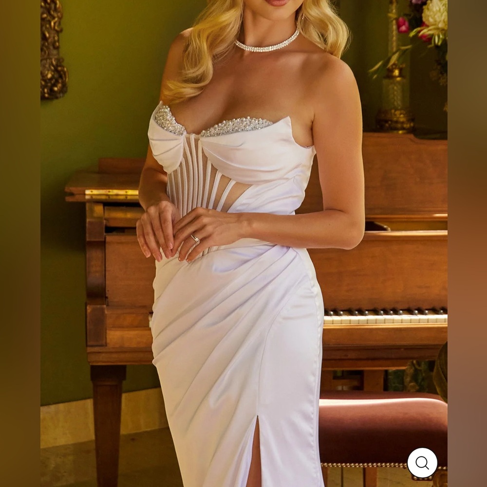 Elegant White Strapless Dress